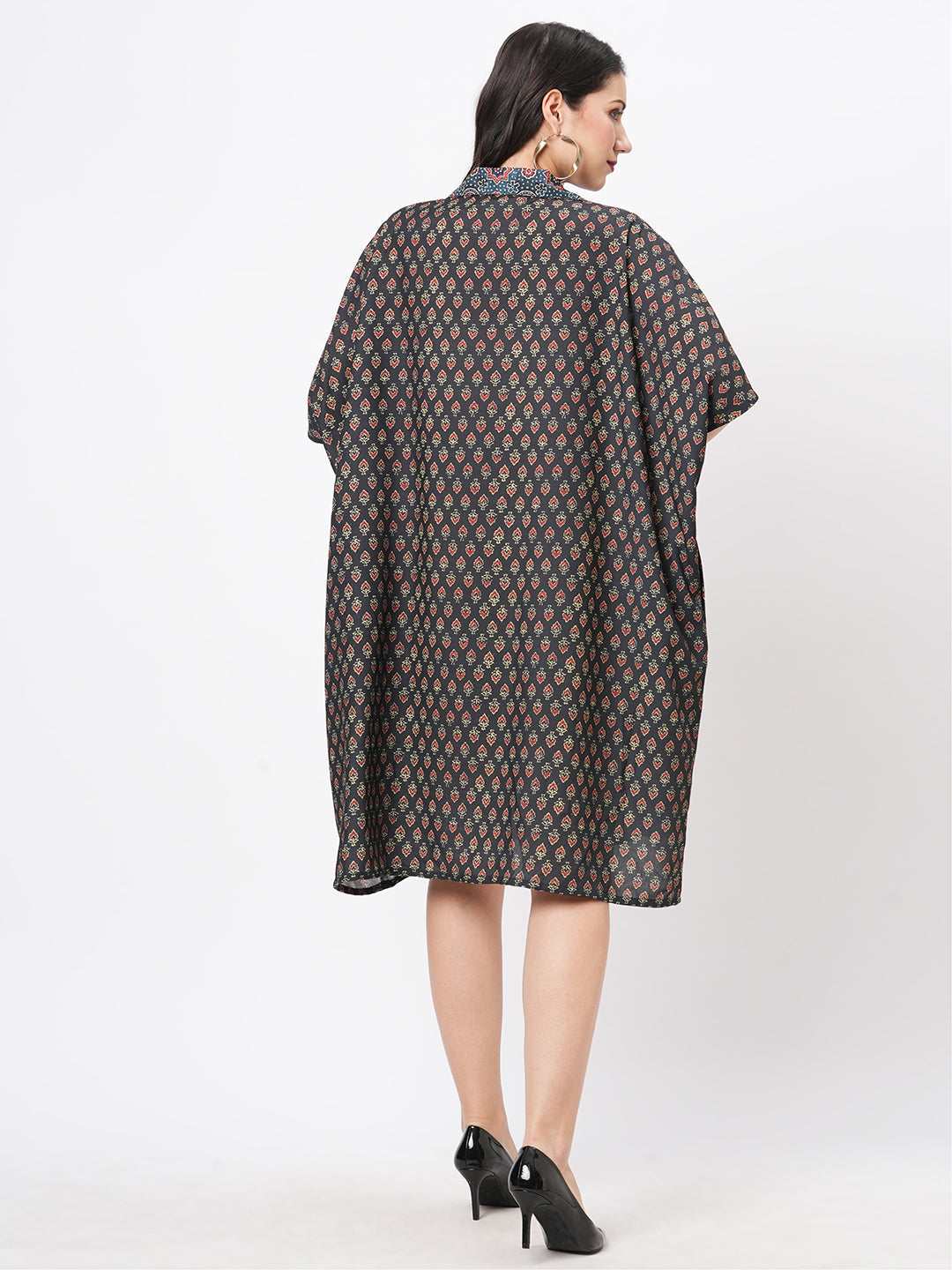 Featuring A Green Printed Kaftan Dress In Wide Silhouette.Airy Silhouette Best Suited For A Casual Coffee Date.