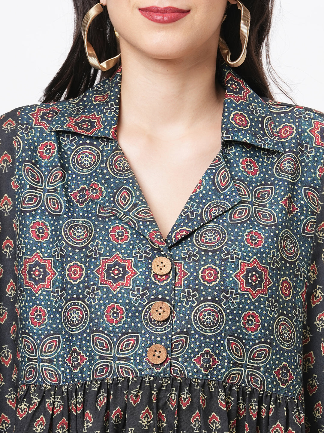 Featuring A Green Printed Kaftan Dress In Wide Silhouette.Airy Silhouette Best Suited For A Casual Coffee Date.