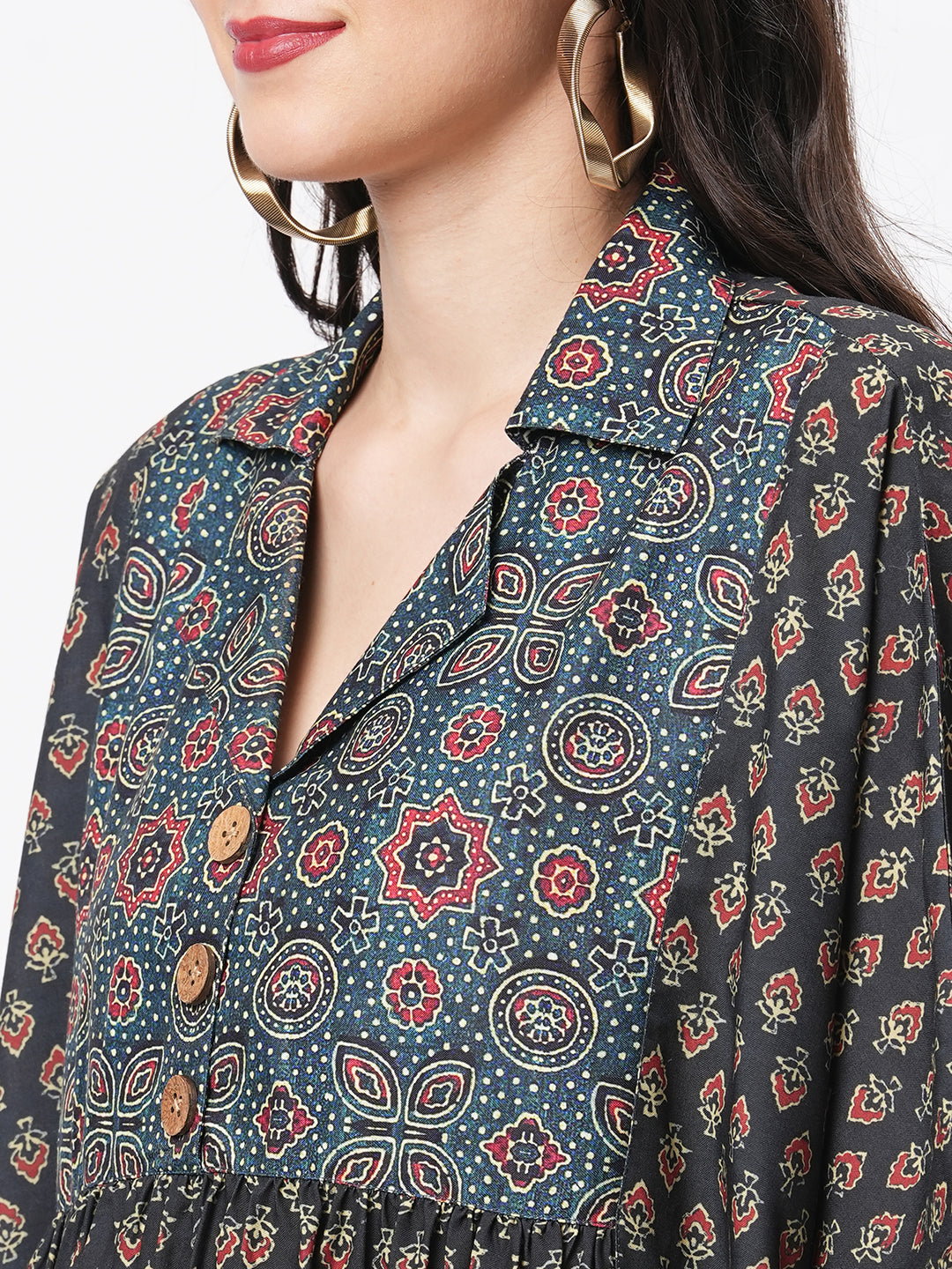 Featuring A Green Printed Kaftan Dress In Wide Silhouette.Airy Silhouette Best Suited For A Casual Coffee Date.