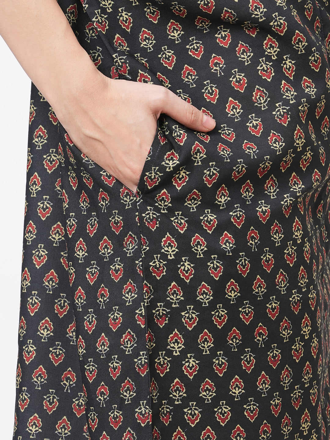 Featuring A Green Printed Kaftan Dress In Wide Silhouette.Airy Silhouette Best Suited For A Casual Coffee Date.