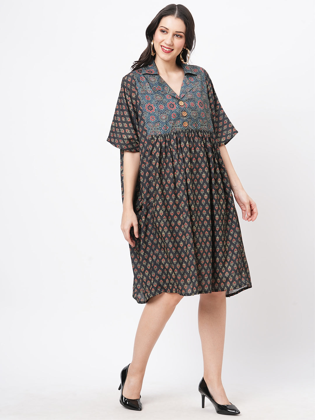 Featuring A Green Printed Kaftan Dress In Wide Silhouette.Airy Silhouette Best Suited For A Casual Coffee Date.