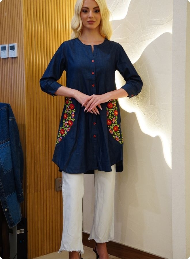 short dress in sturdy denim with pockets and embroidery around them