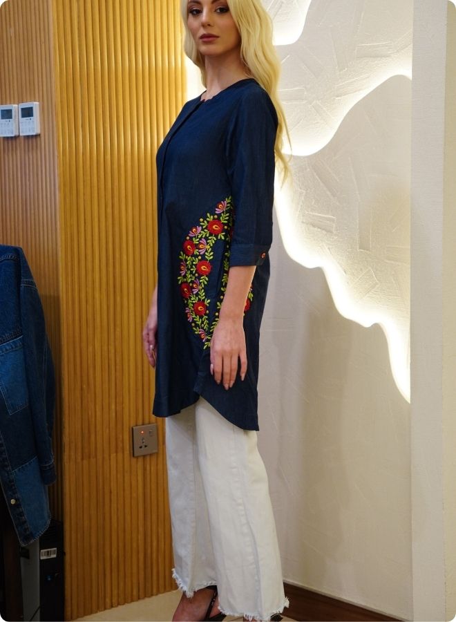 short dress in sturdy denim with pockets and embroidery around them