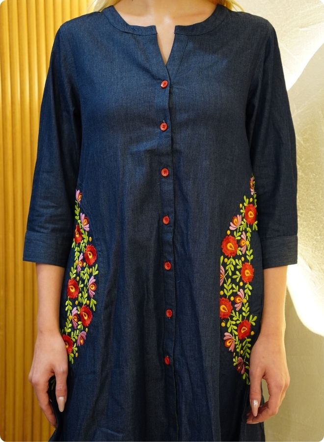 short dress in sturdy denim with pockets and embroidery around them