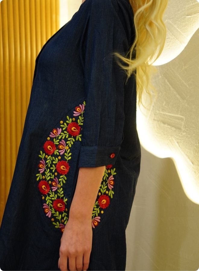 short dress in sturdy denim with pockets and embroidery around them