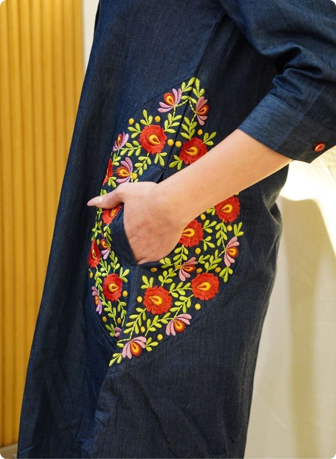 short dress in sturdy denim with pockets and embroidery around them