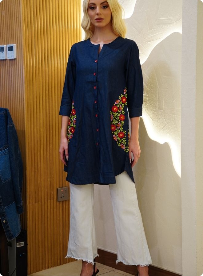 short dress in sturdy denim with pockets and embroidery around them