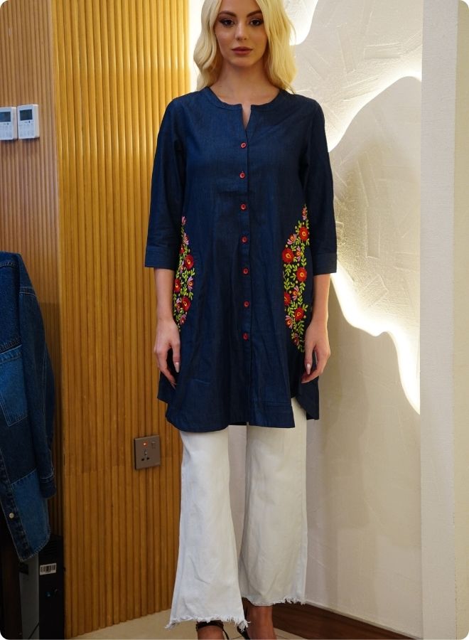 short dress in sturdy denim with pockets and embroidery around them