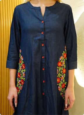 short dress in sturdy denim with pockets and embroidery around them