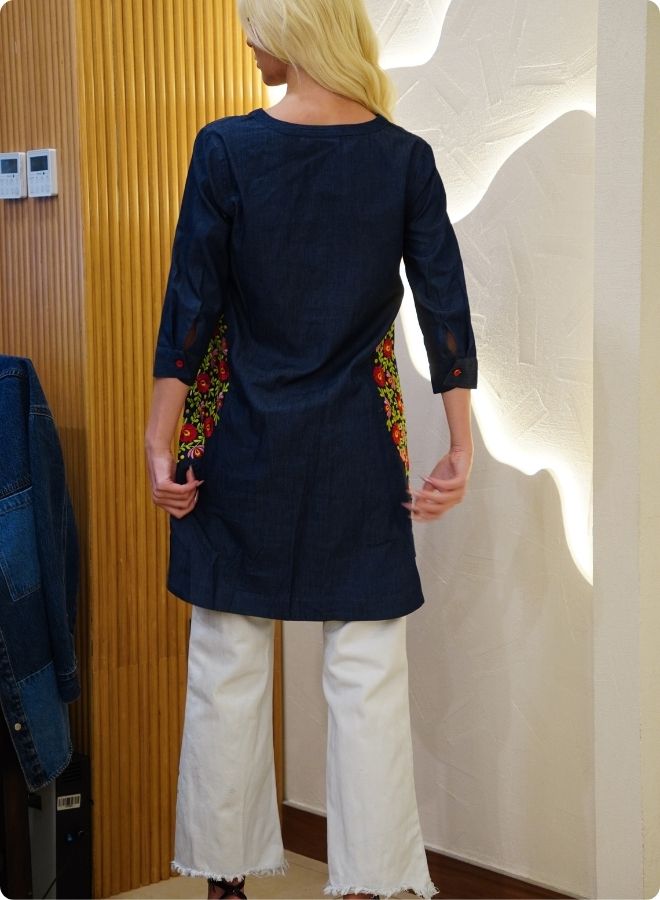short dress in sturdy denim with pockets and embroidery around them