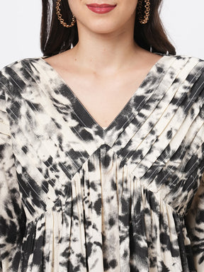 An Oversized Summer Kaftan Top In The Tie N Dye Print.